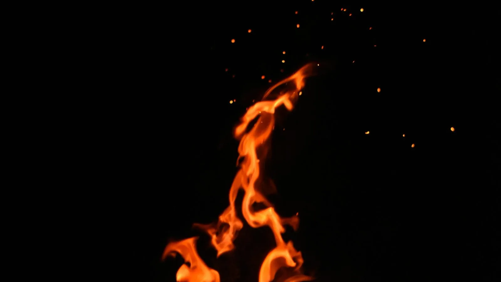Una llama encendida sobre fondo negro