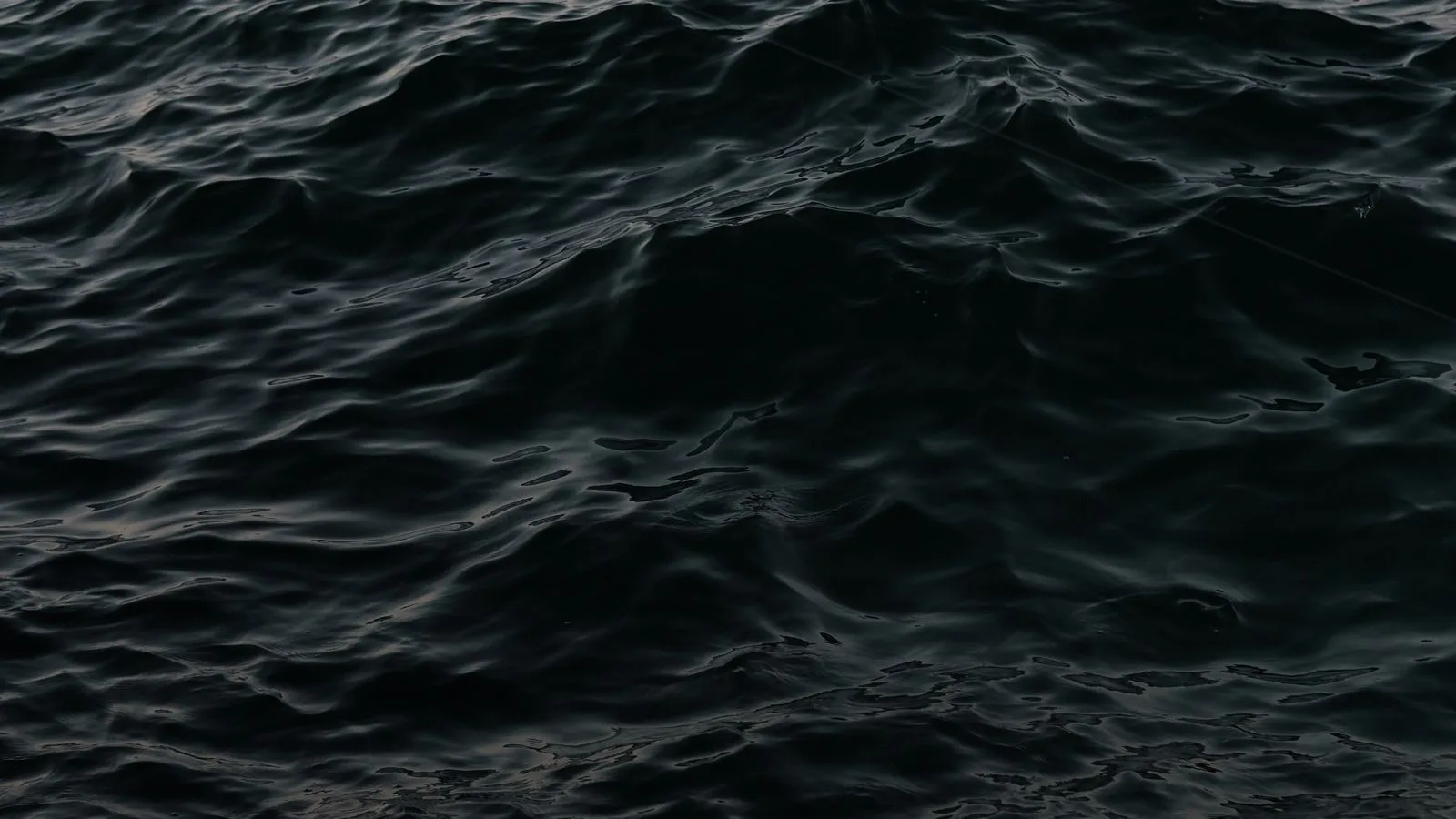 La superficie de un mar oscuro en movimiento