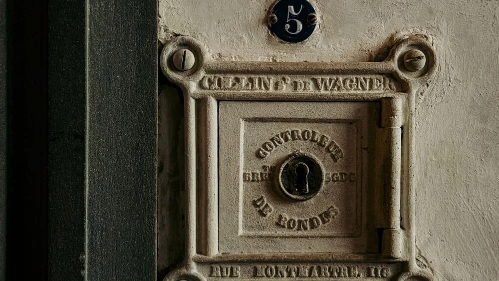 El dial de una caja fuerte antigua, de cerca