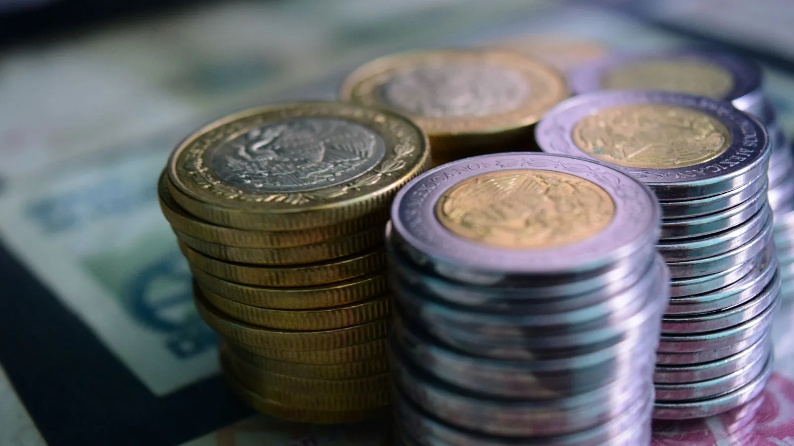 Monedas apiladas en columnas de distinta altura