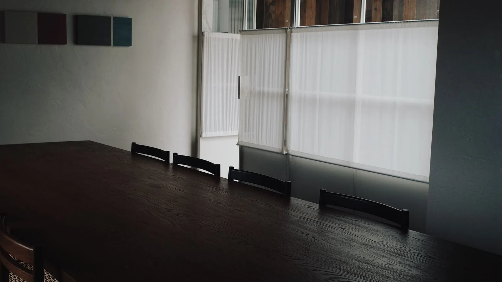 Una sala de reuniones vacía y a oscuras