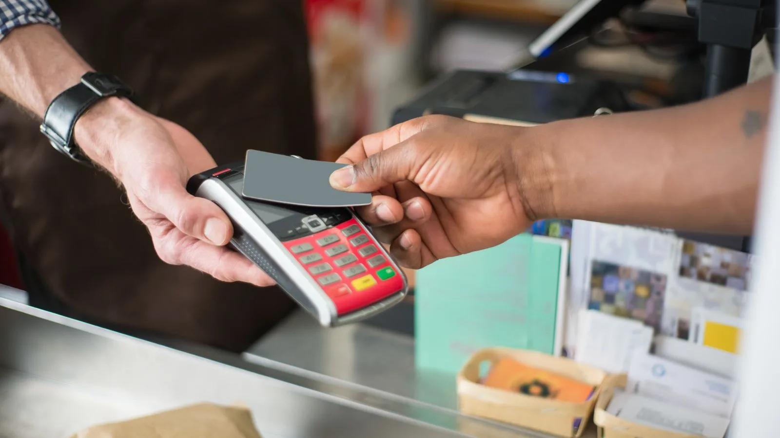 Una terminal de pago en el mostrador de un comercio