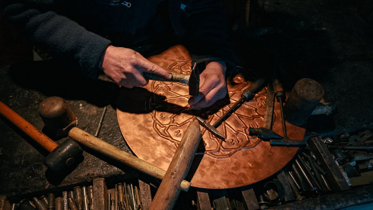 Las manos de un artesano trabajando la madera en su taller