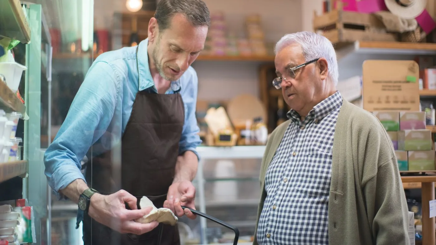 Un vendedor conversando con un cliente en su tienda