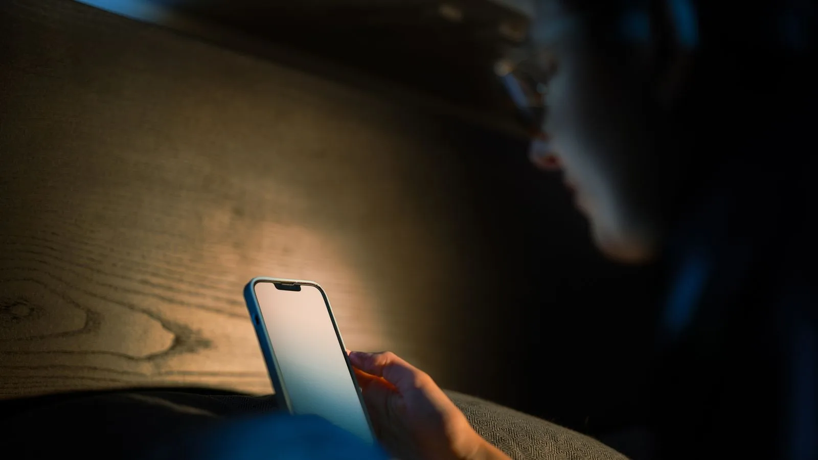 Un teléfono encendido iluminando una habitación a oscuras