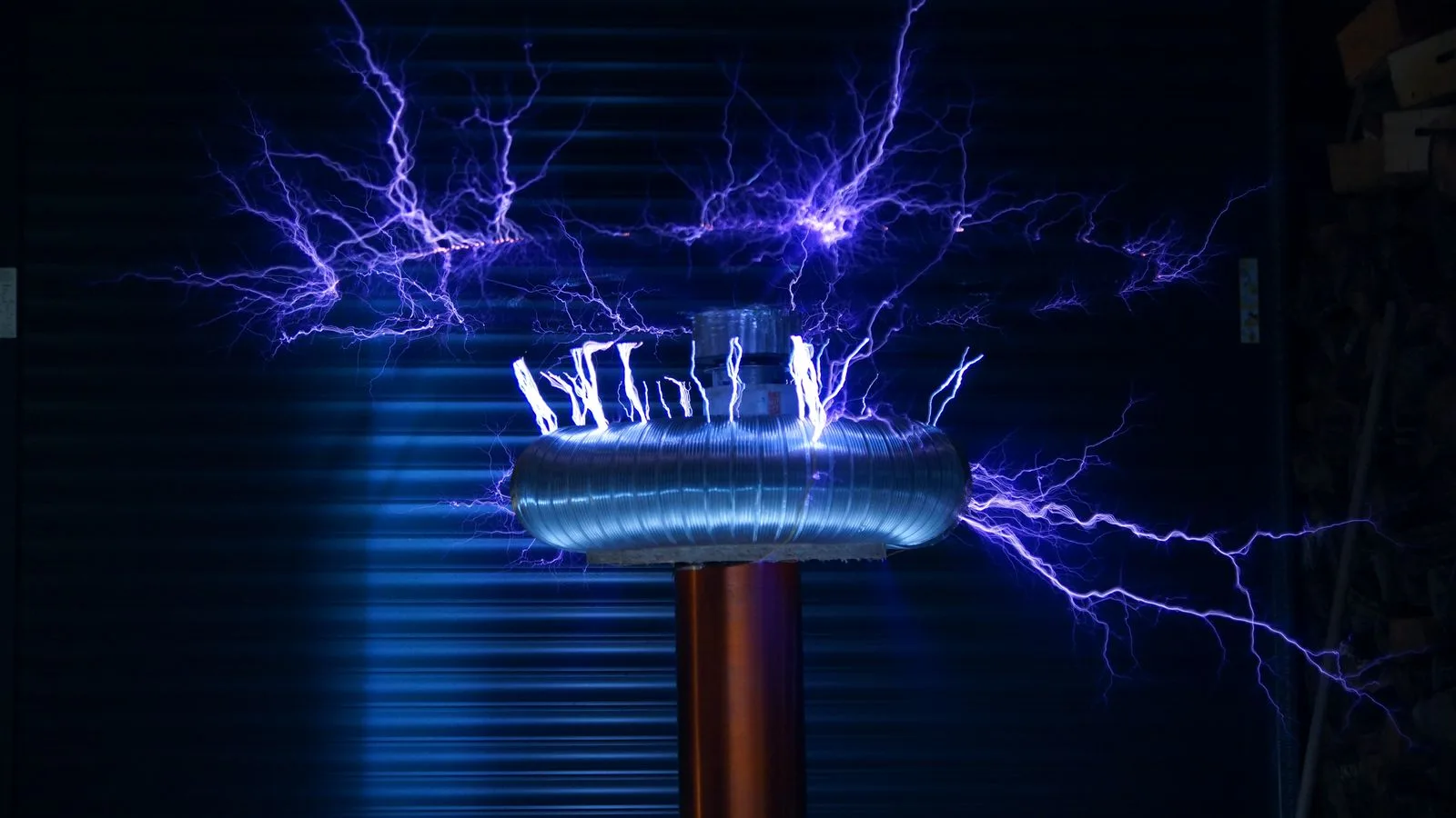 Una bobina de Tesla soltando arcos eléctricos en la oscuridad