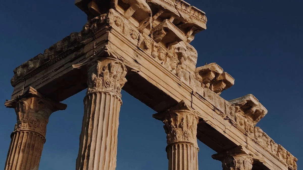 Las columnas de un templo griego en pie contra el cielo