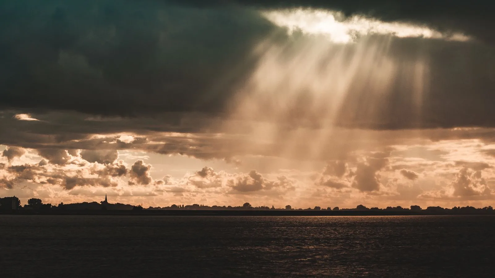 Rayos de sol abriéndose paso entre nubes de tormenta