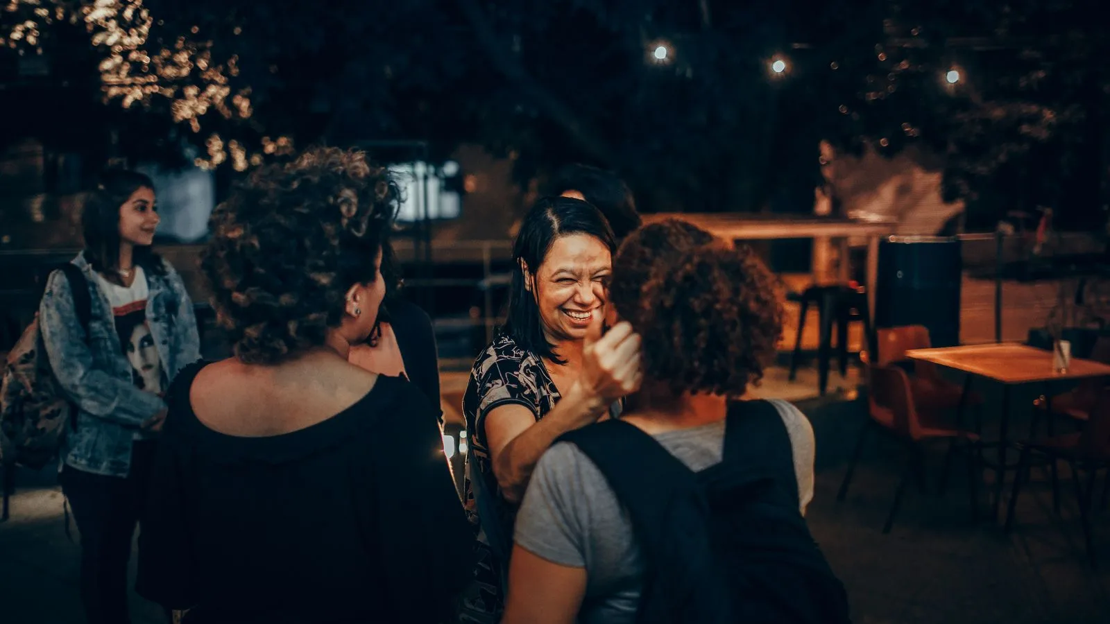 Un grupo de amigos conversando de noche en un local
